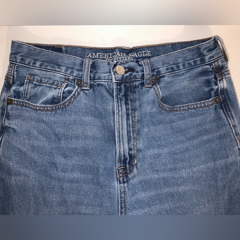 American Eagle High-Rise Mom Jeans